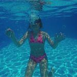 Apple Motion Vorlagen Elegant Underwater View Young Girl Swimming In Pool and Saying Ok