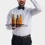 Bierflaschen Etiketten Vorlage Kostenlos Cool Kellner Mit Bierflaschen Auf Dem Tablett Zeigt Etwas