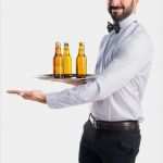 Bierflaschen Etiketten Vorlage Kostenlos Einzigartig Kellner Mit Bierflaschen Auf Dem Tablett Etwas