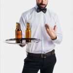 Bierflaschen Etiketten Vorlage Kostenlos Erstaunlich Kellner Mit Bierflaschen Auf Dem Tablett Mit