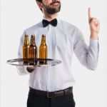 Bierflaschen Etiketten Vorlage Kostenlos Erstaunlich Kellner Mit Bierflaschen Auf Dem Tablett Nach Oben