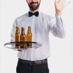 Bierflaschen Etiketten Vorlage Kostenlos Erstaunlich Kellner Mit Bierflaschen Auf Dem Tablett Salutieren