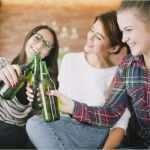 Bierflaschen Etiketten Vorlage Kostenlos Luxus Junge Mädchen Mit Bierflaschen Klirren