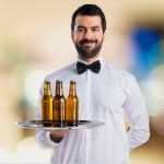 Bierflaschen Etiketten Vorlage Kostenlos Luxus Kellner Mit Bierflaschen Auf Dem Tablett Auf