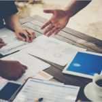 Finanzkonzept Vorlage Einzigartig Gruppe Von Geschäftsleuten Analyse Mit Marketing Report