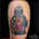 Firefighter Tattoo Vorlagen Angenehm Oberarm In Progress Flammen Und Schrift Im Hintergrund