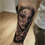 Frauengesicht Tattoo Vorlage Inspiration Frauengesicht Mit Uhr Am Unterarm