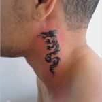 Hals Tattoo Vorlagen Männer Beste Foto Drachen Tattoo Auf Dem Hals Von Einem Mann