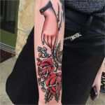 Hand Tattoo Vorlagen Angenehm Tattoovorlage Oldschool Tattoo Einer Hand Mit Blumen