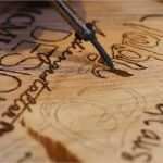 Holz Gravieren Vorlagen Erstaunlich Typografischer Steckbrief Mit Lötkolben Auf Kiefernholz