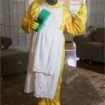 Schmutzige Nachrichten Vorlage Einzigartig Woman Holding Gas Mask Stockfotos &amp; Woman Holding Gas Mask