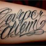 Schreibschrift Tattoo Vorlagen Inspiration Geschwungene Geschnörgelte Tattoo Schrift Dringend Online
