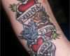Tattoo Namen Vorlagen Einzigartig Foto Herz Tattoo Mit Namen Auf Dem Arm Von Einem Mann
