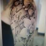 Tattoo Vorlagen Frauen Oberarm Genial Schrift Tattoo Mit Blumen