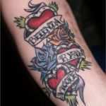 Tattoos Mit Kindernamen Vorlagen Erstaunlich Foto Herz Tattoo Mit Namen Auf Dem Arm Von Einem Mann