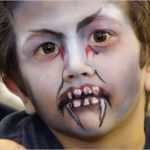 Vampir Schminken Vorlage Fabelhaft Halloween Kinderschminken Zum Kleinen Vampir In Acht